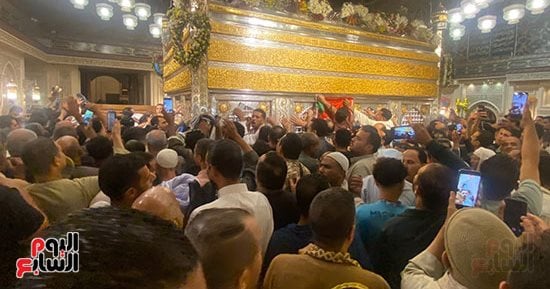 مئات الزوار بمقام الإمام الحسين احتفالًا بذكرى مولده