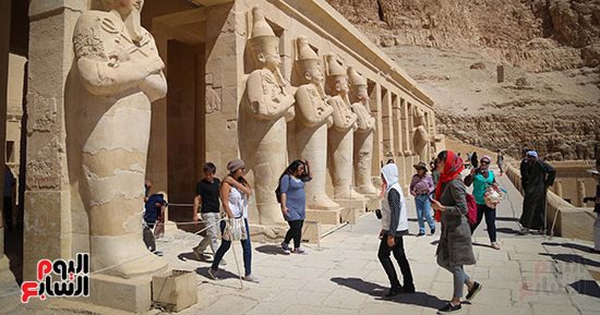 مصر عبقرية المكان.. لقطات من استمتاع سياح العالم بجماليات الحضارة