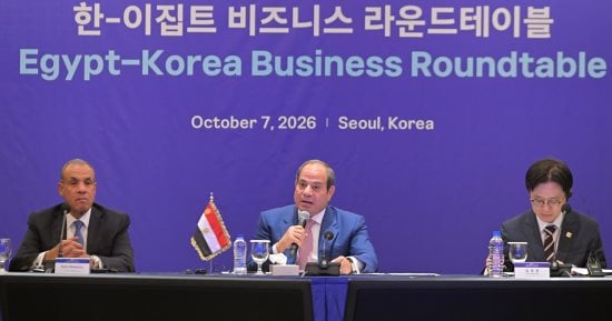 الرئيس السيسى يشارك فى مائدة مستديرة مع رؤساء كبريات الشركات بكوريا