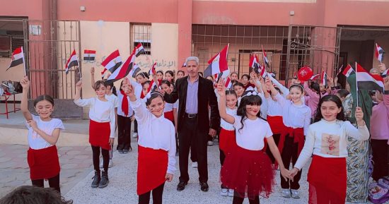 طلاب مدرسة ميت ربيعة البيضاء يحتفلون بذكرى انتصارات أكتوبر بالأعلام والأغاني الوطنية