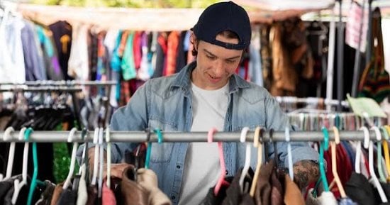 مش بس توفير الفلوس.. ليه الشباب بيدوروا على الملابس المستعملة؟