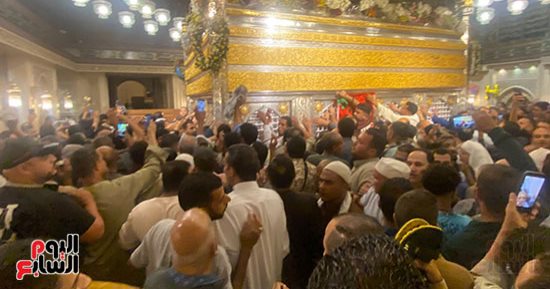 الآلاف من المصريين يحتفلون بذكرى استقرار رأس الحسين بمصر.. الحبيب الجفرى يدعو لمصر وأن يحفظ الله قائدها وجيشها.. وانتشار واسع لبائعى الحلوى وسط توافد طلبة العلم والزائرين.. صور