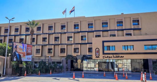 محافظ سوهاج يحيل واقعة تسلق الطلاب لسور مدرسة للتحقيق ويوجه بتعلية الأسوار