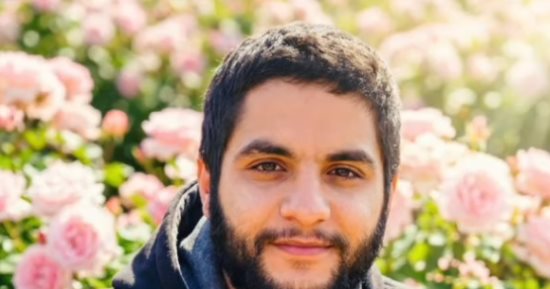 فقد أمه وزوجته بعد انتظار مولودهما في الشهر الأخير.. عاش يحمل في قلبه طفلا ولم يُكتب له أن يرى النور.. حكاية مجدي الأيوبي خرج من الحرب حيا ولم يخرج من وجع الفقد.. ظل يحمل صور عائلته وذكرياتهم حتى لحق بهم في غزة