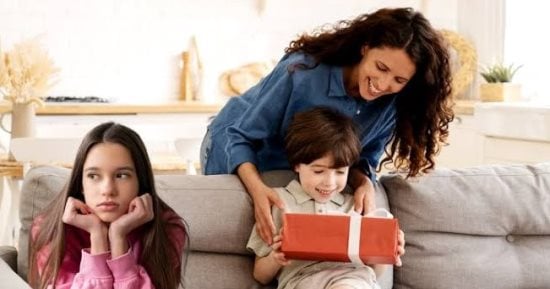 أخوك أحسن منك.. ما هى الآثار السلبية للمقارنة على طفلك وكيف تحميه منها؟