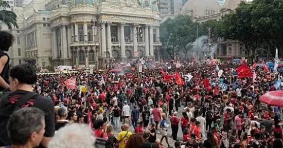 الآلاف يتظاهرون في البرازيل ضد فلافيو بولسونارو بسبب الانتخابات.. فيديو