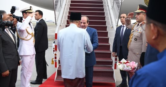 الرئيس السيسى يصل كوالالمبور ورئيس وزراء ماليزيا فى استقباله.. صور
