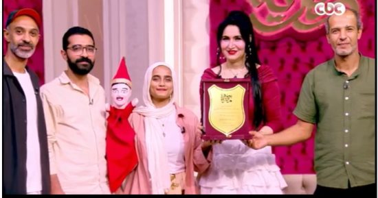 هبة عبد الفتاح تهدى مقدمى عروض مشروع صون الأراجوز درع الموهوبين فى جوهرة مصرية