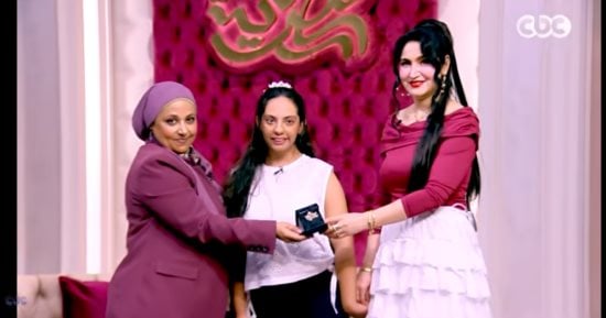 برنامج «جوهرة مصرية» يهدي والدة فرح بطلة من ذوى الهمم قلادة ذهبية