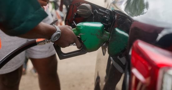 نيجيريا تتجه لتحديد سقف لأسعار البنزين وتدرس إجراءات لتخفيف أعباء الوقود