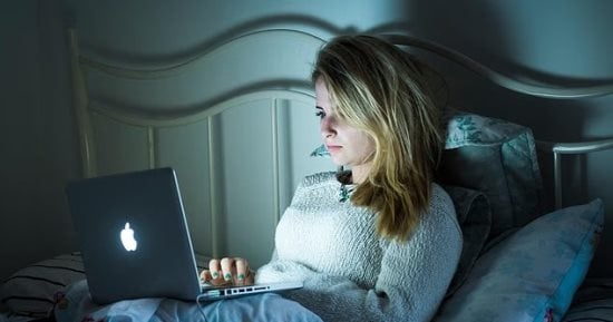 عندما يهرب المراهق إلى غرفته.. علامات تكشف أسباب العزلة وطرق المساعدة