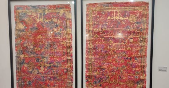 بردى وذهب.. حكاية المصحف الأحمر فى ملتقى الشارقة للخط