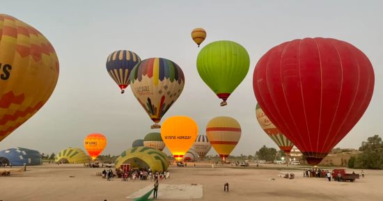 سماء الأقصر تتزين برحلات البالون الطائر