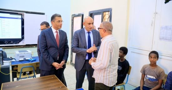 وزير التعليم من حلايب يوجه باستمرار متابعة مهارات القراءة.. ويشيد بمستوى الطلاب