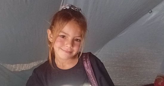 شهد النجار.. طفلة فلسطينية خطفها رصاص الاحتلال الإسرائيلي من بين واجباتها المدرسية وأحلامها الصغيرة داخل خيمتها.. كانت تستعد للذهاب إلى المدرسة لتتحول دفاترها إلى حكاية وجع جديدة فى غزة