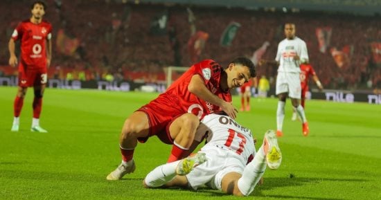 دخلة جمهور الزمالك وكرة المباراة وأعلام مصر تزين سماء استاد القاهرة