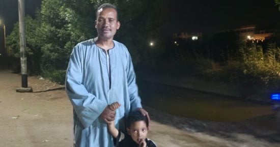 بعد إنقاذه مسنا وطفلين من الغرق.. أول تعليق لمدرس قنا: مترددتش أنزل وراهم الترعة بالجلابية