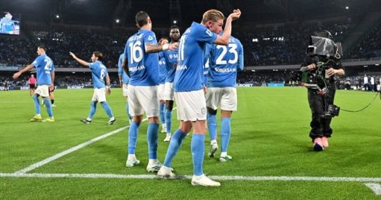نابولي يهزم فروزينوني بثلاثية في الدوري الإيطالي في غياب عمر فايد