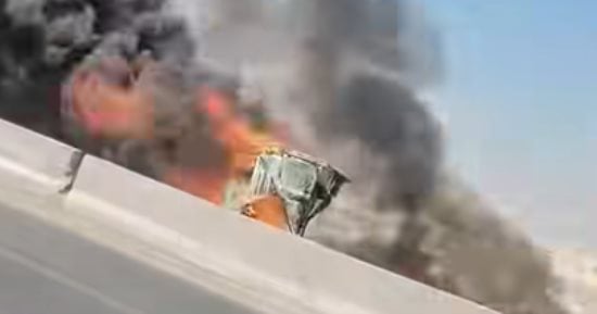 اشتعال حريق فى سيارة نقل بالطريق الأوسطي وإصابة شخص.. صور