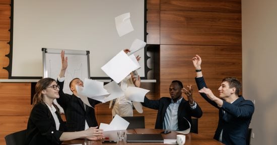 الأبراج والغيرة في الشغل.. كيف يتعامل مولود كل برج مع المنافسة؟ 