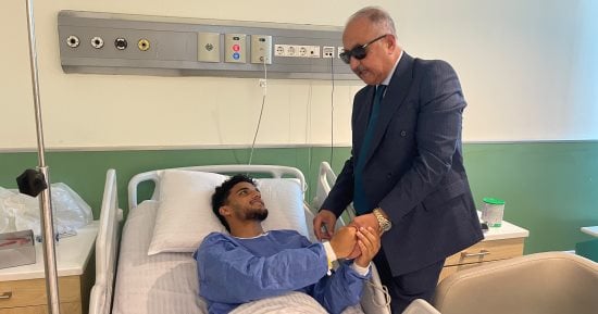 أسامة فيصل يخضع لجراحة ناجحة فى غضروف الركبة