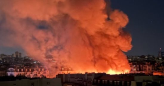 حريق يلتهم سوق "الأطفال الحمر" التاريخى فى باريس