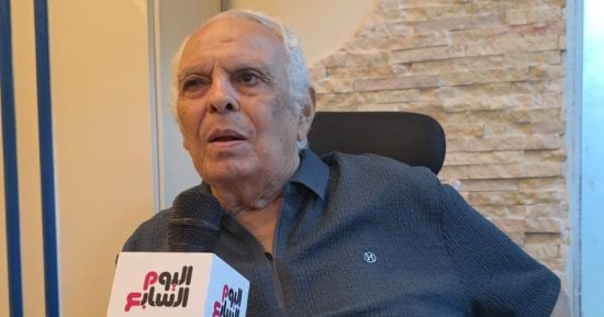 جلال عبده هاشم.. فدائي الإسماعيلية الذي حوّل شظايا الحرب إلى تماثيل ووثق سنوات القصف.. جمع بقايا المعارك وصاغ منها "الصمود والنصر".. والبداية كانت بنشر إعلان «تسليم شظايا القنابل وبقايا أسلحة الغارات».. صور