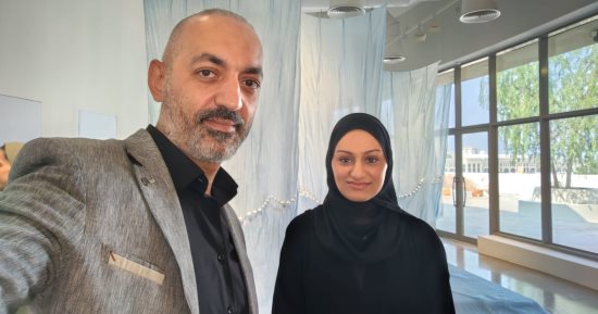 إيقاع الشعر يتحول إلى ضوء.. بحر بلا ساحل لـ حصة لوتاه في ملتقى الشارقة للخط