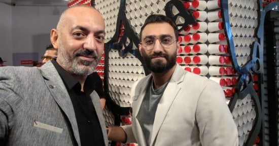 ملتقى الخط.. على مليح يحول الأكواب الورقية لمنحوتة