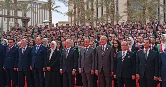 وزير العدل ورئيسة النيابة الإدارية يلتقطان صورة تذكارية مع الأعضاء الجدد