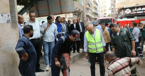 محافظ القاهرة يشرف على عملية إنقاذ سكان العقار المنهار في حدائق القبة