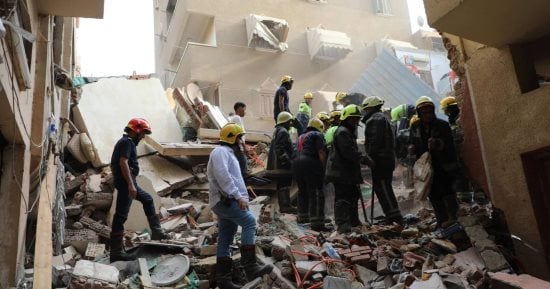 صور حادث انهيار عقار حدائق القبة