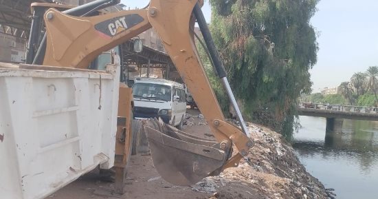 إحالة عامل ومشرف نظافة بالبلينا فى سوهاج للتحقيق لإلقائهما المخلفات فى مجرى مائى