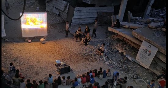 "بين شاشات الأحلام ومخيمات النزوح".. سينما الأجنحة الصغيرة تحاول إعادة الضحكة إلى أطفال غزة وسط أهوال الحرب.. تحاول انتزاع ضحكاتهم من بين الركام ومحو آثار الخوف لساعات وتفتح نافذة للفرح وسط مشاهد الدمار والفقد