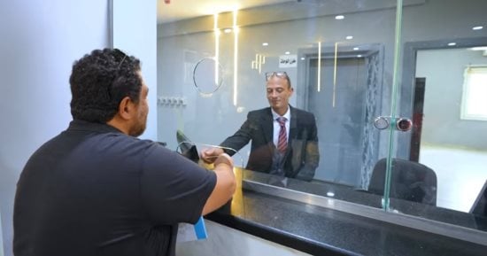 تنفيذاً لتوجيهات الرئيس.. تطبيق نظام الشباك الواحد وتخفيض رسوم تراخيص المرور بمختلف المحافظات..ارتياح بين المواطنين: شكرا للرئيس.. ويؤكدون خفضوا نصف الأسعار والإجراءات سريعة ومريحة "فيديو"