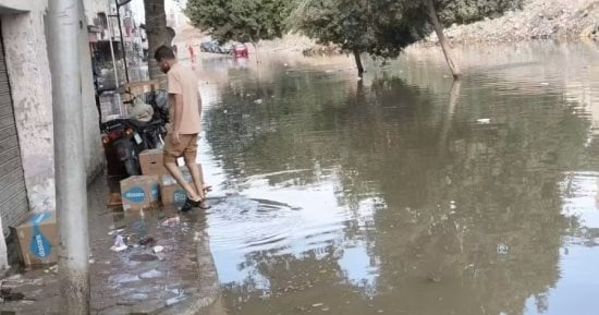 غرق شوارع مساكن الزلزال بالمقطم إثر كسر ماسورة مياه
