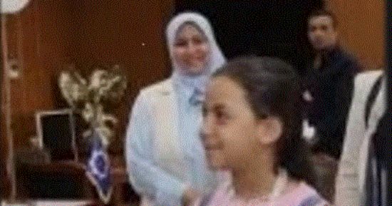 شرخ في يد تلميذة بالسويس.. «اماني بتحكى» تكشف تفاصيل اتهام مدرسة بضربها بعصا خشبية