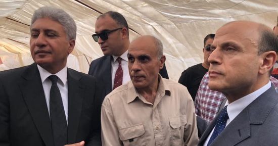وزير السياحة يهدي مكتشف تمثال رمسيس الثاني بالغربية وزوجته رحلتى عمرة