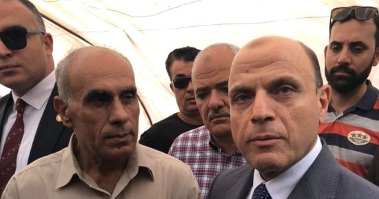 مكتشف تمثال رمسيس: أنا زارع الأرض خيار.. والمحافظ يمازحه: الخيار بيجيب آثار