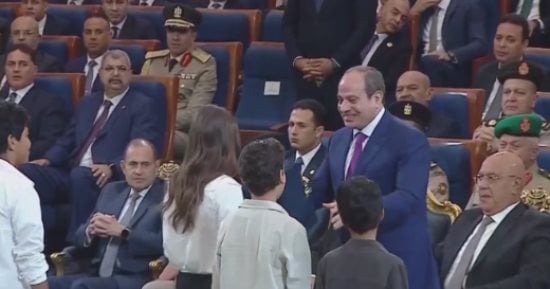 درع «تراب الوطن» هدية من براعم مصرية للرئيس السيسي خلال الندوة التثقيفية