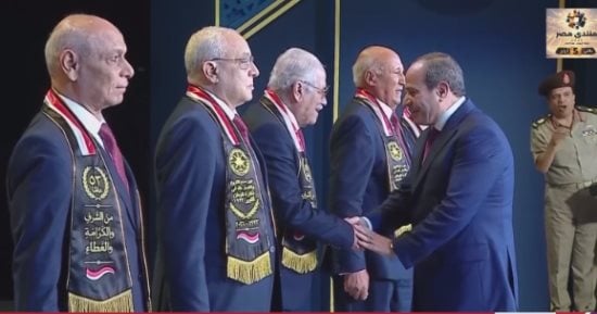 الرئيس السيسي يكرم عددا من أبطال حرب أكتوبر خلال الندوة التثقيفية