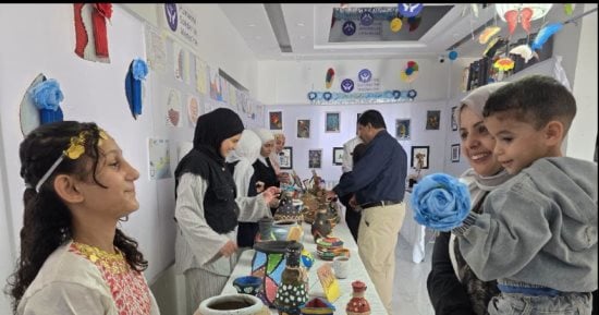 نجوت لأرسم.. أطفال غزة يحولون وجع اليتم وذكريات القصف لمشغولات يدوية ورسومات تتمسّك بالحياة.. الحرب خطفت آباءهم وأمهاتهم وكتبت حكاياتهم بالدم والفقد وسط حصار وتجويع يهددان طفولتهم وأحلامهم بمستقبل أكثر أمانا
