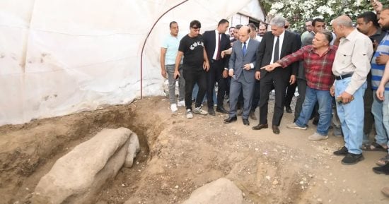 وزير الآثار من موقع اكتشاف تمثال رمسيس بالغربية: تصرف المواطن المسئول يعكس وعيه بأهمية الحفاظ على الآثار المصرية.. سرعة الإبلاغ عن المكتشفات الأثرية تتيح للمتخصصين التعامل معها.. ويهدي المواطن وزوجته رحلتي عمرة