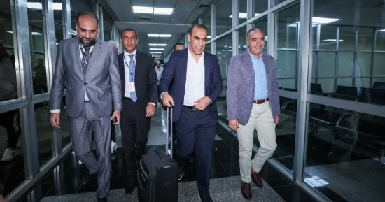 سفير مصر فى أوغندا يستقبل بعثة الأهلى فى مطار  عنتيبى