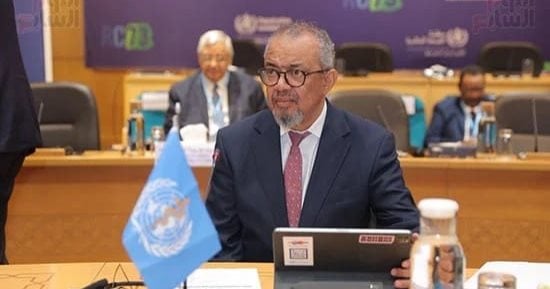 مدير الصحة العالمية يسلم وزير الصحة شهادة نجاح مصر فى القضاء على فيروس C 