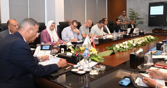 محافظ جنوب سيناء يبحث تقنين أوضاع واضعي اليد ودعم الاستثمارات السياحية 
