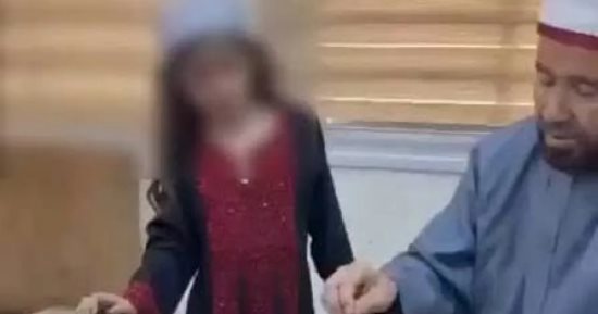فيديو "السبحة" يشعل الجدل.. استقالة وزير الأوقاف الفلسطيني محمد نجم