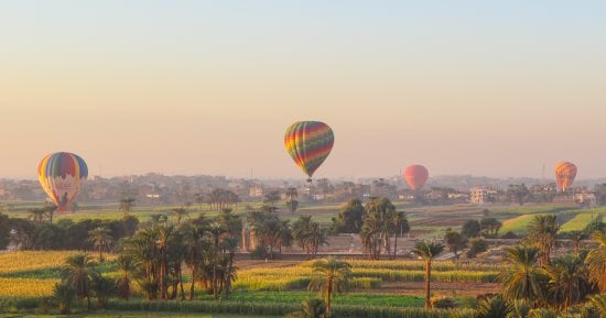 رحلات البالون الطائر تزين معابد وادي الملوك بالأقصر