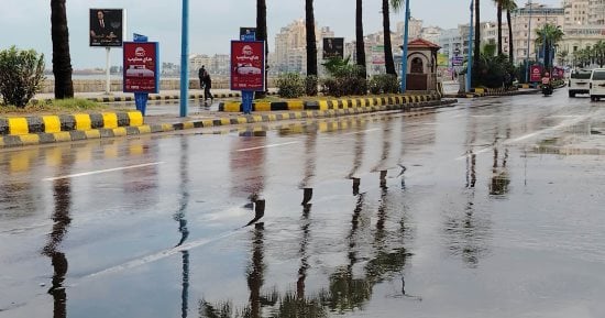 الأمطار ترسم مشاهد شتوية في شوارع الإسكندرية