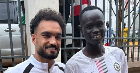 مساحات سبورت : هدية خاصة من مشجع جنوب سوداني لمصطفى زيكو بعد مواجهة المريخ بنتيو.. صور